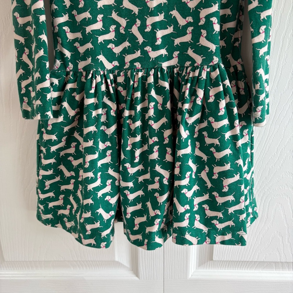 Boden Printed Jersey Dress In Hike Green Sausage Dogs 6-7 Long Sleeve Novelty - Picture 2 of 8